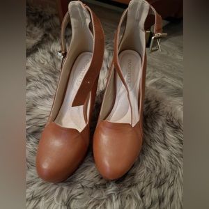 Eva Mendes with New York & Company Pump shoes. Brown/ tan faux leather .